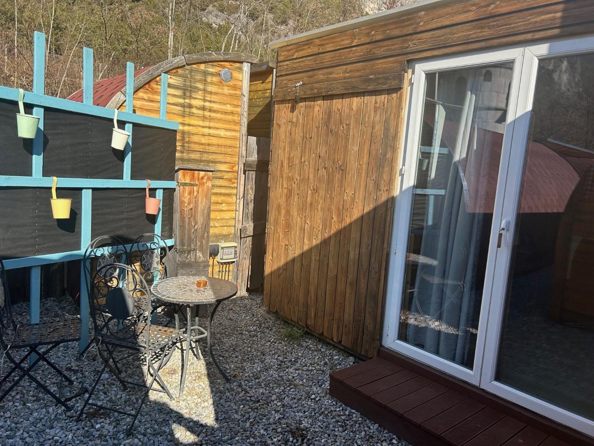 Inn-Side Adventure Cabins Haiming Exterior foto
